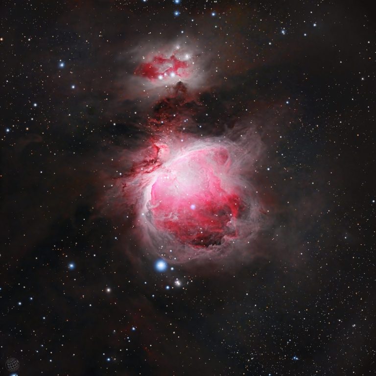 M 42 Der Orionnebel mit leuchtenden roten und blauen Gaswolken im Weltraum.